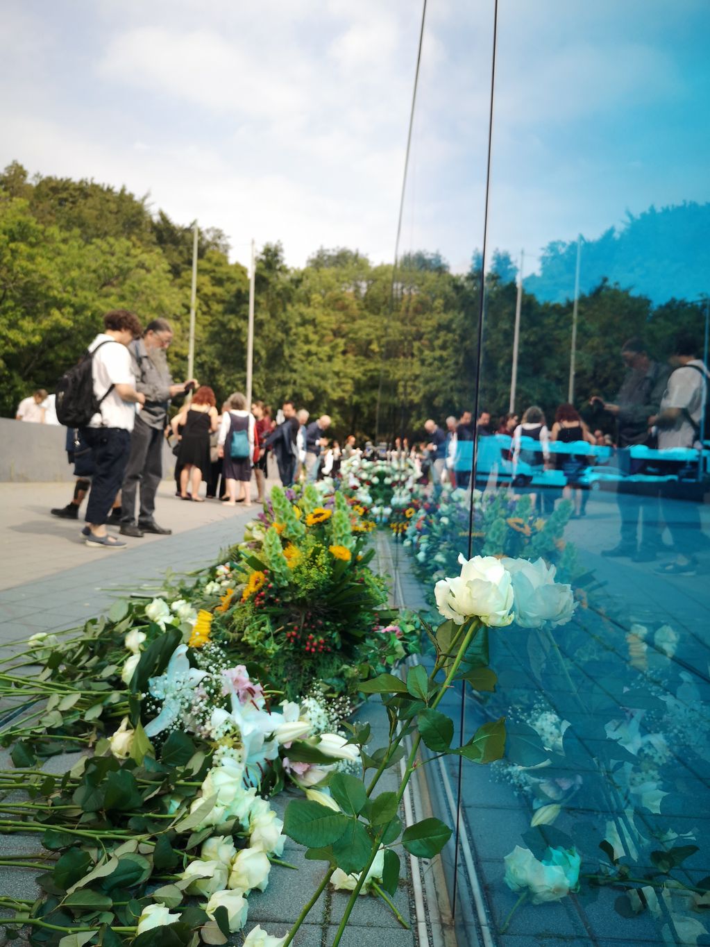 Blumen im Gedenken an die Opfer; Foto: GBadH/SBG