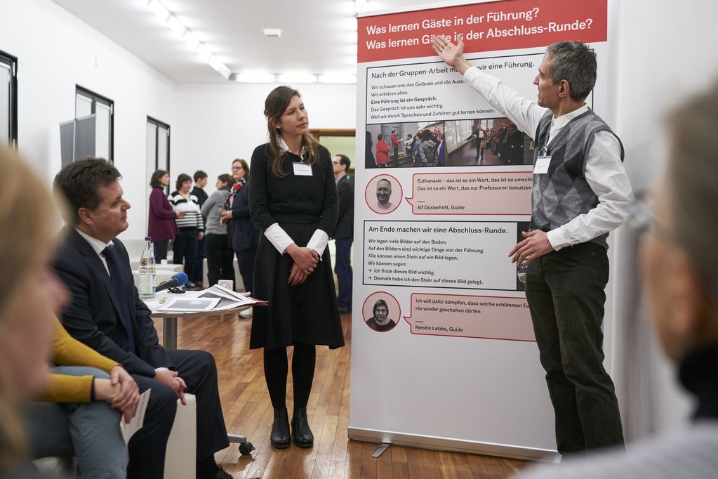 Gedenkstättenmitarbeiterin Lisa Quaeschning und Guide Mario Sommer (Foto: Behindertenbeauftragter/Schacht) 