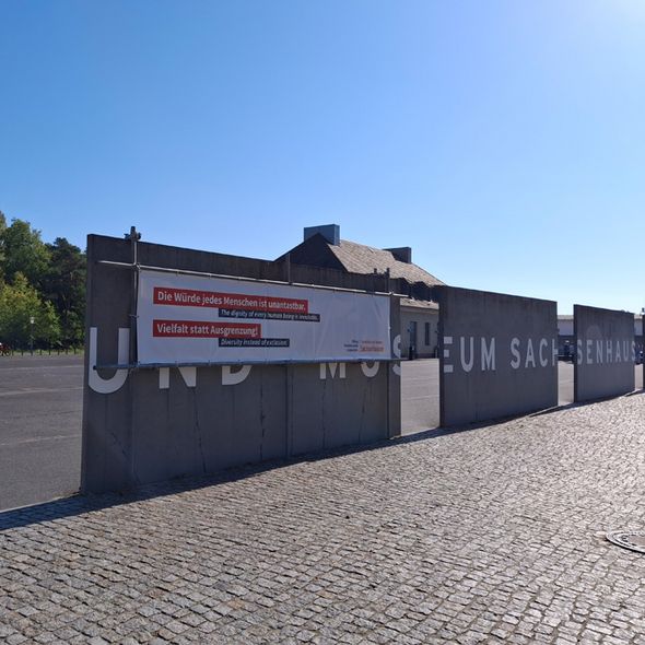 Banner in der Gedenkstätte Sachsenhausen (© SBG)