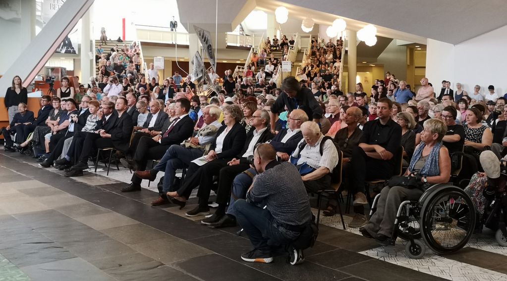 Mit circa 500 Gästern gut besuchtes Hauptfoyer der Berliner Philharmonie; Foto: GBadH/SBG