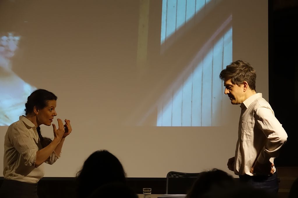 Julianna Herzberg und Jan Uplegger in der Szenischen Lesung "Komm schöner Tod" (Foto: GBadH)