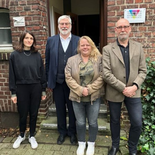V.l.n.r.: Janna Petersen (Koordination Hilfsnetzwerk), Martin Hamburger (Vorstand Bethe-Stiftung), Stefanie Bilinski (NS-Dokumentationszentrum Köln), Jost Rebentisch (Bundesverband Information und Beratung für NS-Verfolgte) V.l.n.r.: Janna Petersen (Koordination Hilfsnetzwerk), Martin Hamburger (Vorstand Bethe-Stiftung), Stefanie Bilinski (NS-Dokumentationszentrum Köln), Jost Rebentisch (Bundesverband Information und Beratung für NS-Verfolgte)