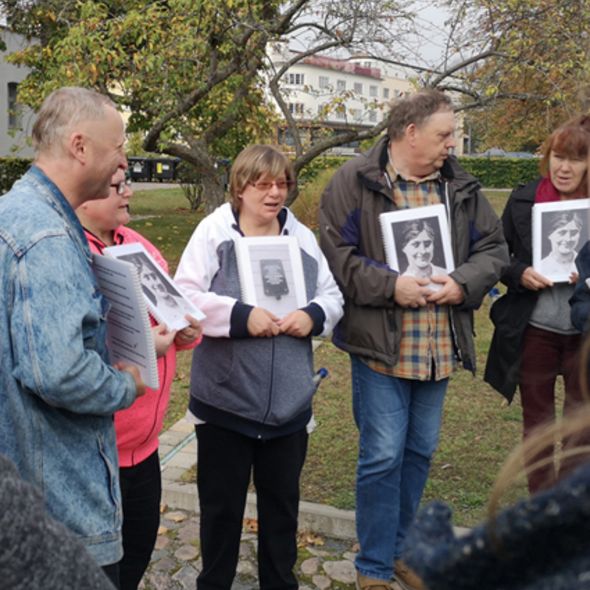 Kerstin Latzke (Bildmitte) während einer inklusiven Führung in der Gedenkstätte für die Opfer der Euthanasie-Morde in Brandenburg an der Havel (© Stiftung Brandenburgische Gedenkstätten)